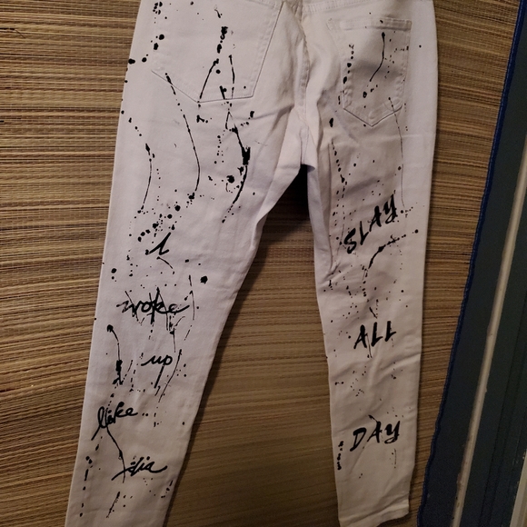 The Style Between Us: Distressed Jeans - Picture 4 of 15